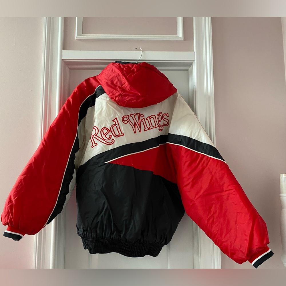 DETROIT RED WINGS MENS XL WINTER COAT W/HOOD (MADE FOR WINTERTIME!!)